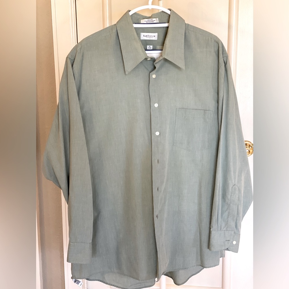 Van Heusen Men’s Dress Shirt. Light Gray Pattern.